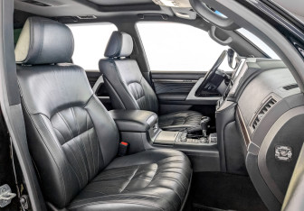 Подержанный автомобиль Toyota Land Cruiser Suv 2020 года (25 фото)