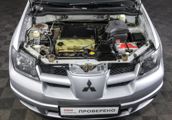 Подержанный автомобиль Mitsubishi Outlander 2003 года (9 фото)