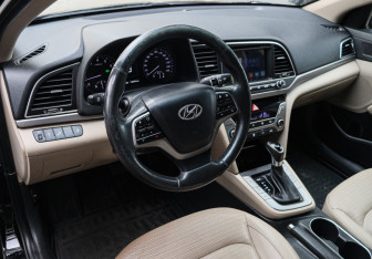 Подержанный автомобиль Hyundai Elantra Sedan 2018 года (11 фото)