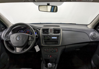 Подержанный автомобиль Renault Sandero 2015 года (21 фото)