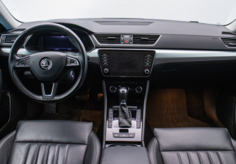 Подержанный автомобиль Skoda Superb Liftback 2019 года (13 фото)