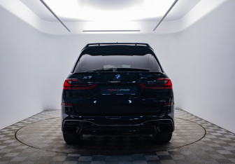 Подержанный автомобиль BMW X7 2021 года (4 фото)