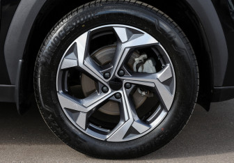 Подержанный автомобиль Geely Atlas 2024 года (27 фото)