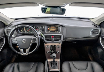 Подержанный автомобиль Volvo V40 Hatchback 2019 года (14 фото)