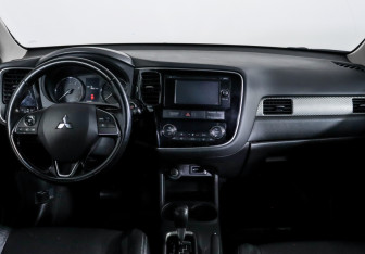 Подержанный автомобиль Mitsubishi Outlander 2015 года (12 фото)