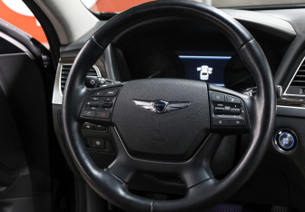 Подержанный автомобиль Genesis G80 2019 года (15 фото)