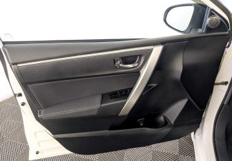 Подержанный автомобиль Toyota Corolla Sedan 2013 года (19 фото)