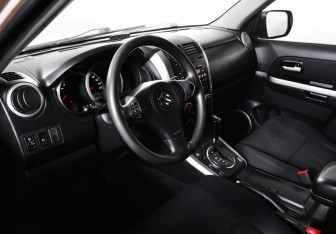 Подержанный автомобиль Suzuki Grand Vitara 2010 года (15 фото)