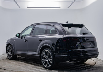 Подержанный автомобиль Audi Q7 2019 года (3 фото)