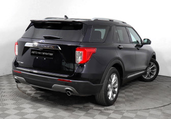 Подержанный автомобиль Ford Explorer 2021 года (3 фото)