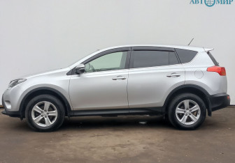 Подержанный автомобиль Toyota RAV4 2013 года (8 фото)