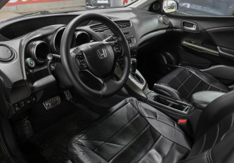 Подержанный автомобиль Honda Civic Hatchback 2012 года (14 фото)