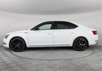 Подержанный автомобиль Skoda Superb Liftback 2019 года (8 фото)
