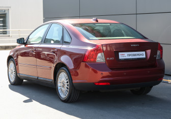 Подержанный автомобиль Volvo S40 2008 года (7 фото)