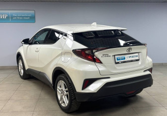 Подержанный автомобиль Toyota C-HR 2021 года (7 фото)