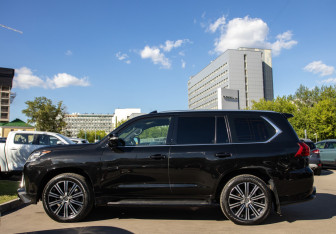 Подержанный автомобиль Lexus LX 2018 года (6 фото)