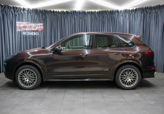 Подержанный автомобиль Porsche Cayenne 2015 года (8 фото)