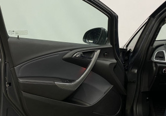 Подержанный автомобиль Opel Astra Sedan 2013 года (16 фото)