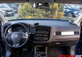 Подержанный автомобиль Mitsubishi Outlander 2014 года (10 фото)