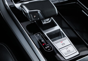 Подержанный автомобиль Audi Q8 2021 года (21 фото)