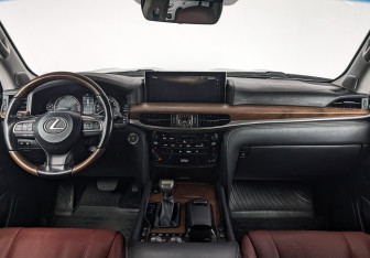 Подержанный автомобиль Lexus LX 2017 года (14 фото)