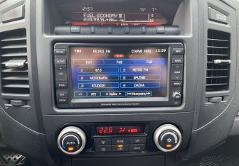 Подержанный автомобиль Mitsubishi Pajero 2011 года (15 фото)