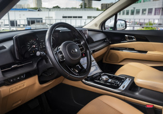 Подержанный автомобиль Kia Carnival 2021 года (9 фото)
