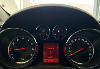 Подержанный автомобиль Opel Astra Hatchback 2012 года (15 фото)
