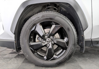 Подержанный автомобиль Toyota RAV4 2021 года (18 фото)