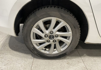 Подержанный автомобиль Mazda 3 Hatchback 2012 года (12 фото)