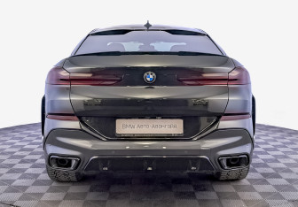 Подержанный автомобиль BMW X6 2022 года (6 фото)