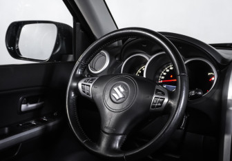Подержанный автомобиль Suzuki Grand Vitara 2010 года (15 фото)