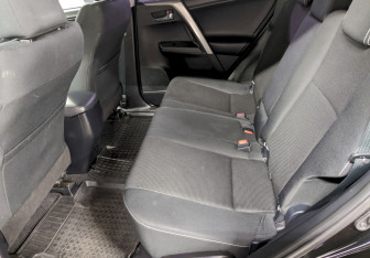 Подержанный автомобиль Toyota RAV4 2019 года (15 фото)