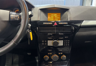 Подержанный автомобиль Opel Astra Wagon 2011 года (16 фото)