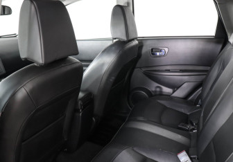 Подержанный автомобиль Nissan Qashqai 2008 года (11 фото)