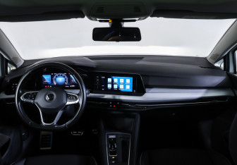 Подержанный автомобиль Volkswagen Golf Hatchback 2020 года (17 фото)