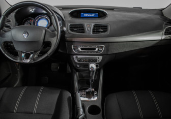 Подержанный автомобиль Renault Fluence 2013 года (11 фото)