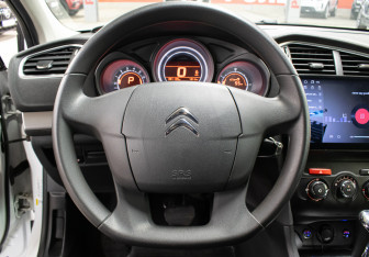 Подержанный автомобиль Citroen C4 Sedan 2014 года (17 фото)