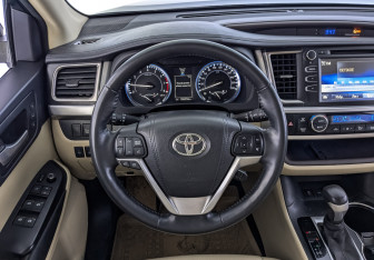 Подержанный автомобиль Toyota Highlander 2015 года (22 фото)