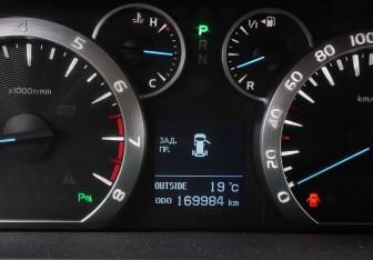 Подержанный автомобиль Toyota Alphard 2012 года (20 фото)