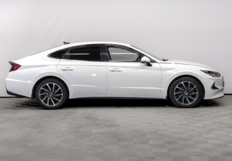 Подержанный автомобиль Hyundai Sonata 2022 года (4 фото)