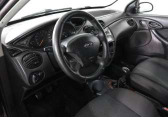 Подержанный автомобиль Ford Focus Sedan 2004 года (5 фото)