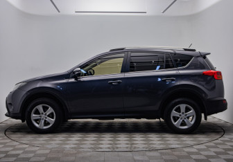 Подержанный автомобиль Toyota RAV4 2013 года (8 фото)