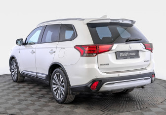 Подержанный автомобиль Mitsubishi Outlander 2019 года (7 фото)