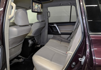 Подержанный автомобиль Toyota Land Cruiser Prado 2011 года (12 фото)