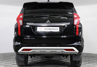 Подержанный автомобиль Mitsubishi Montero Sport 2023 года (6 фото)