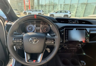 Новый Toyota Hilux 2025 (8 фото)