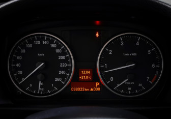 Подержанный автомобиль BMW X1 2011 года (15 фото)