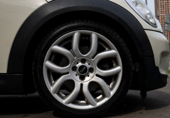 Подержанный автомобиль MINI Hatch 2008 года (15 фото)