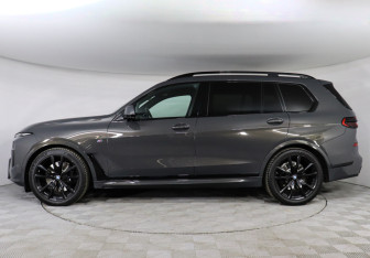 Подержанный автомобиль BMW X7 2022 года (5 фото)